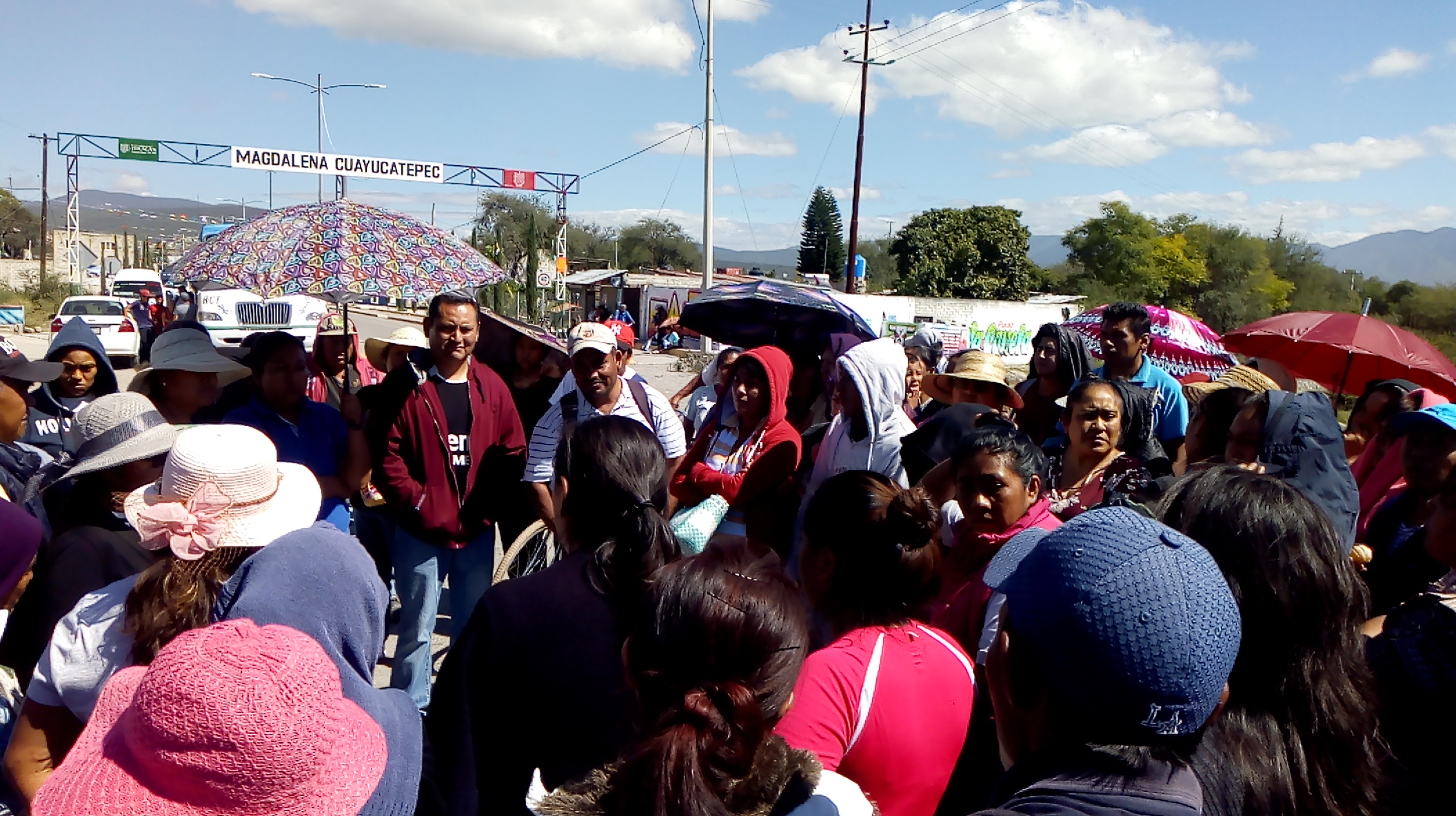 Cierran carretera a Tehuacán por aumento  de pasaje
