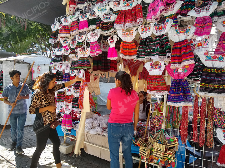 Decae 70% venta de trajes típicos guadalupanos en Tehuacán