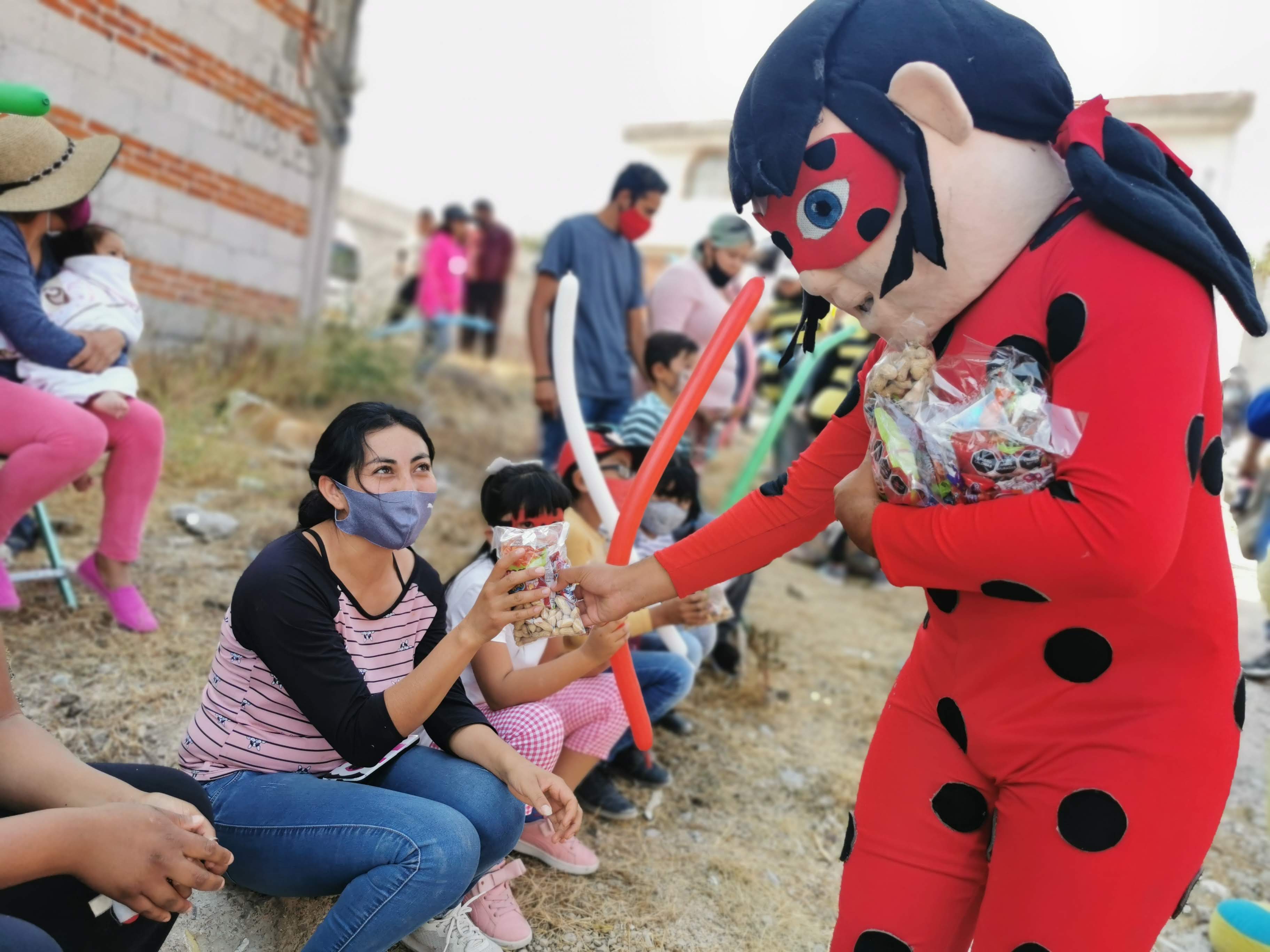 Antorcha festeja a niños en el sur de la capital poblana