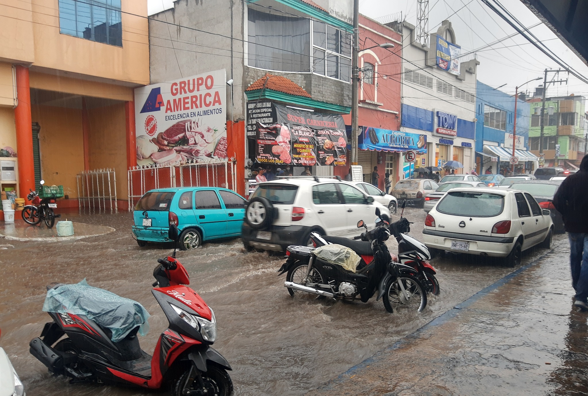 Lluvia colapsa drenajes e inunda calles de Texmelucan