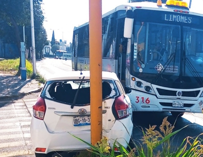 Chocan camión de RUTA y particular en colonia Santa María