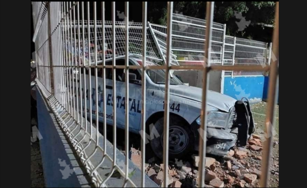 Se impacta patrulla de la Policía Estatal contra cancha de fútbol rápido en Tehuacán 