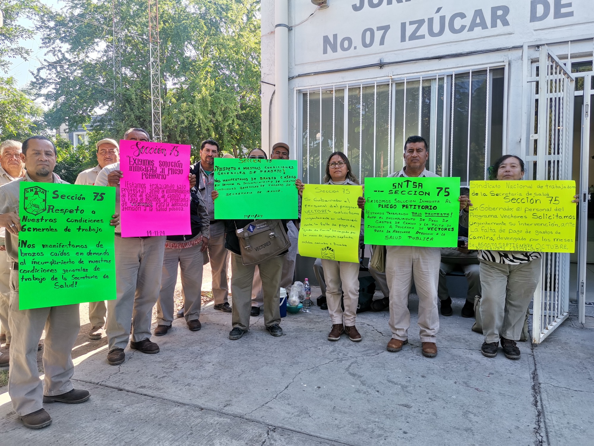 Trabajadores de Vectores de Izúcar hacen huelga de brazos caídos