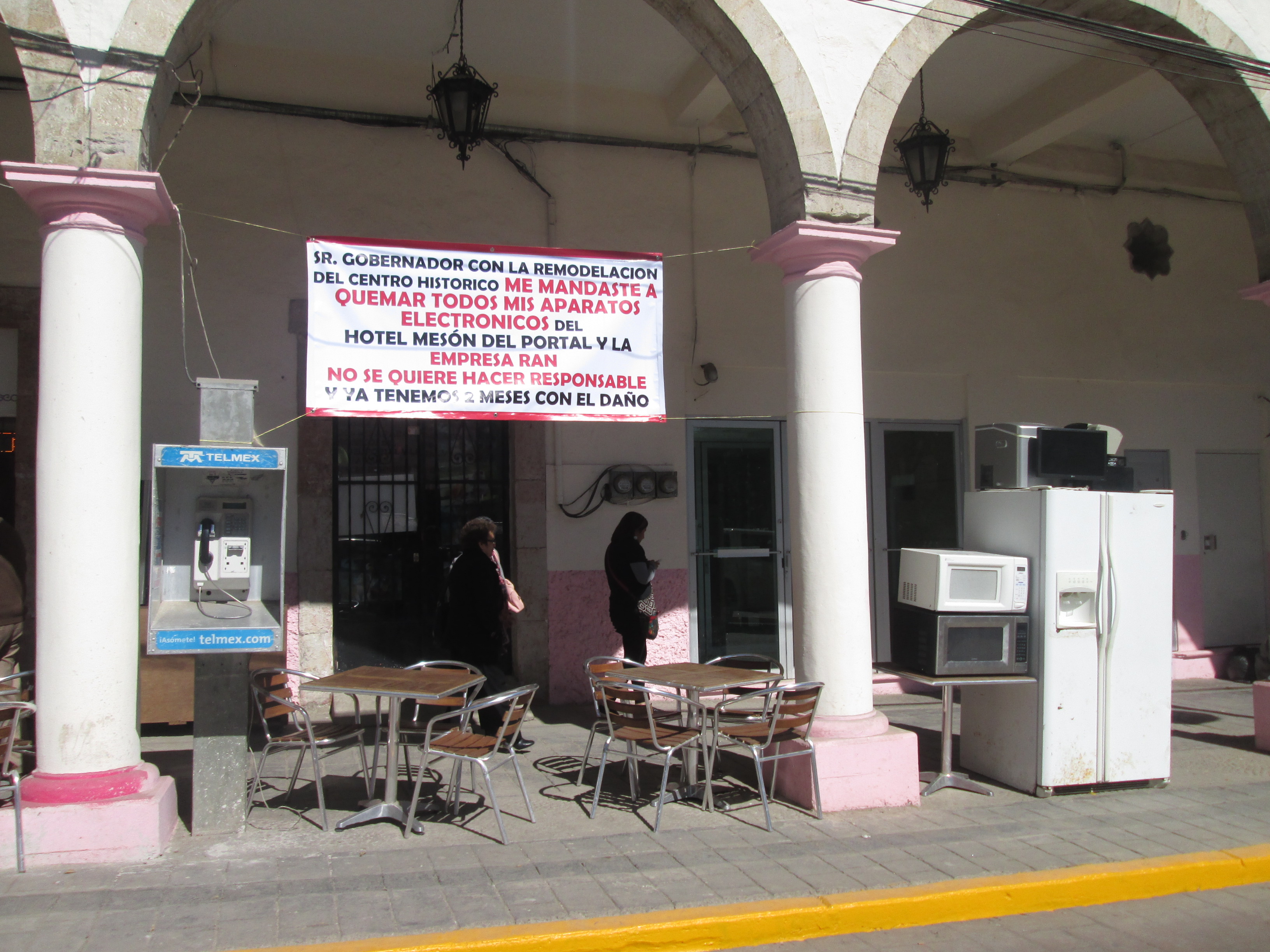 Empresario protesta contra gobernador por daños en su negocio de Huauchinango