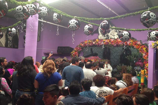 Llevan mariachis y pastel a la Santa Muerte en Puebla