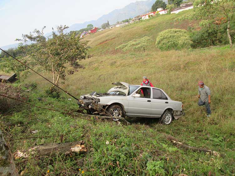 Daños materiales deja accidente carretero en Huauchinango