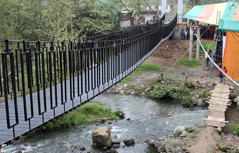 Ayuntamiento inaugura puente colgante en la comunidad de Xilita