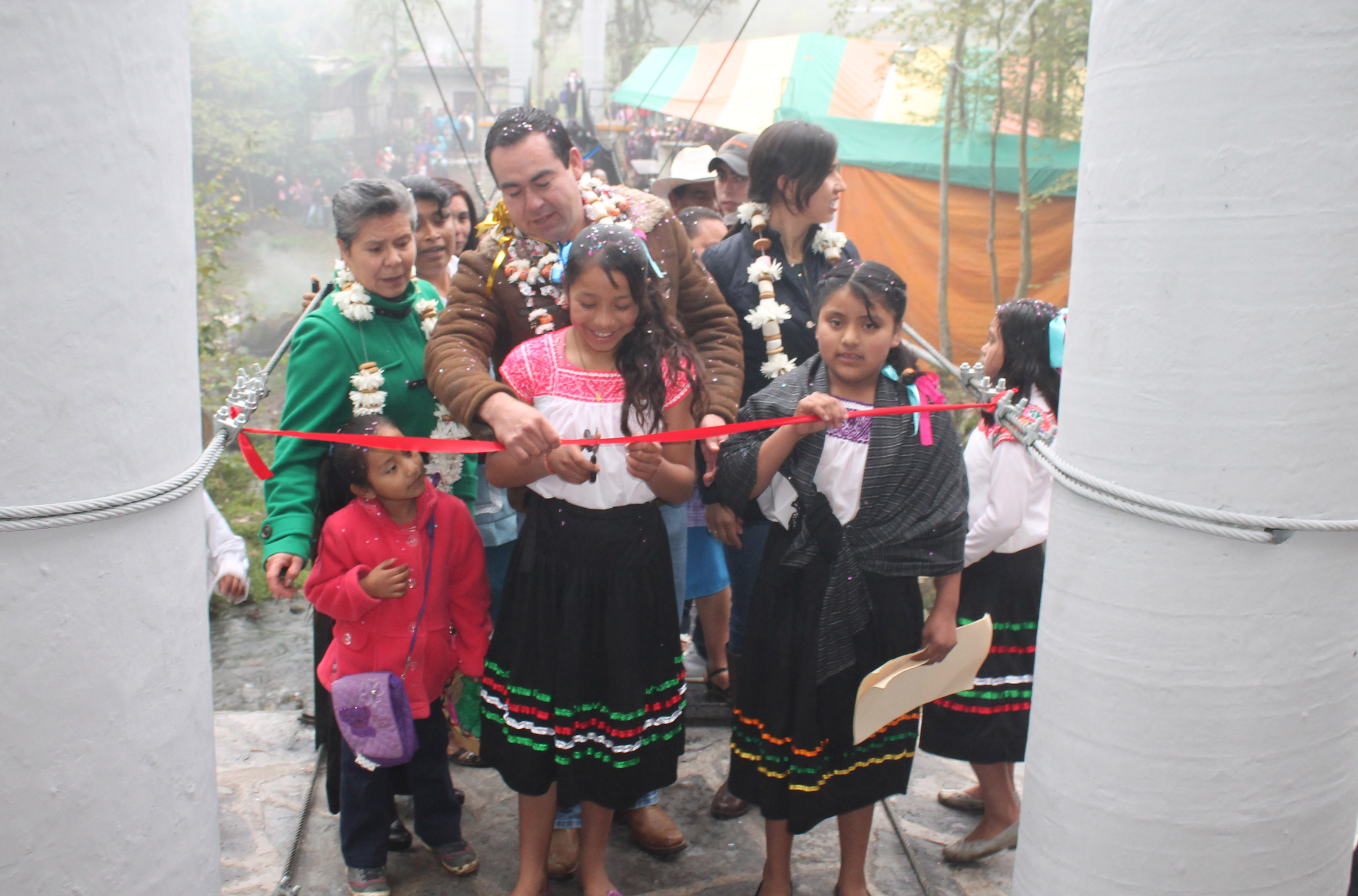 Ayuntamiento inaugura puente colgante en la comunidad de Xilita