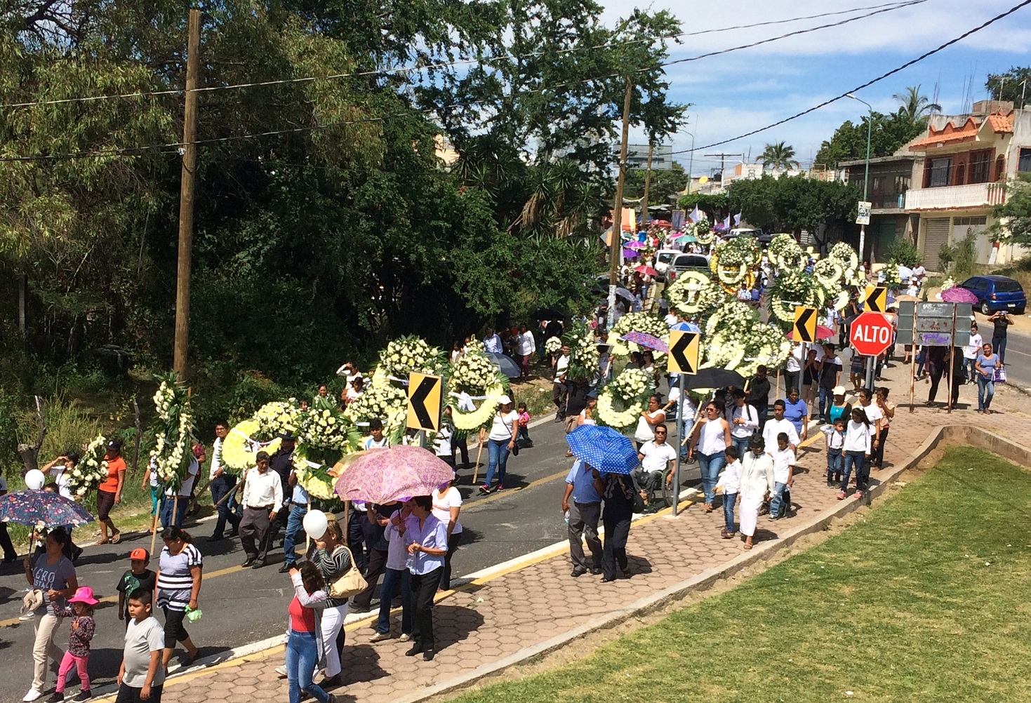 Cientos despiden al hijo y sobrino del edil de Acatlán de Osorio