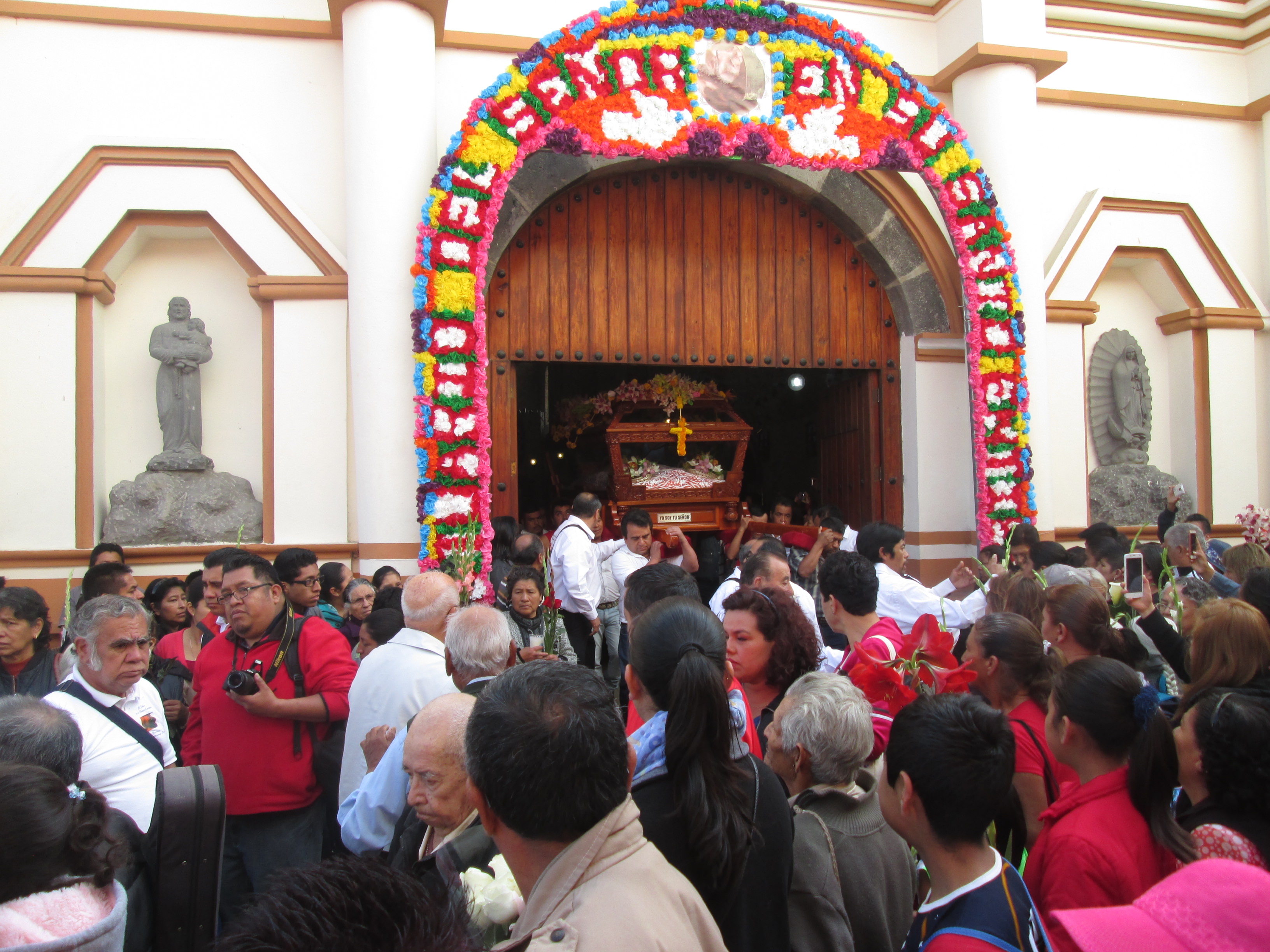 Calles llenas de colores reciben al Santo Entierro en Huauchinango