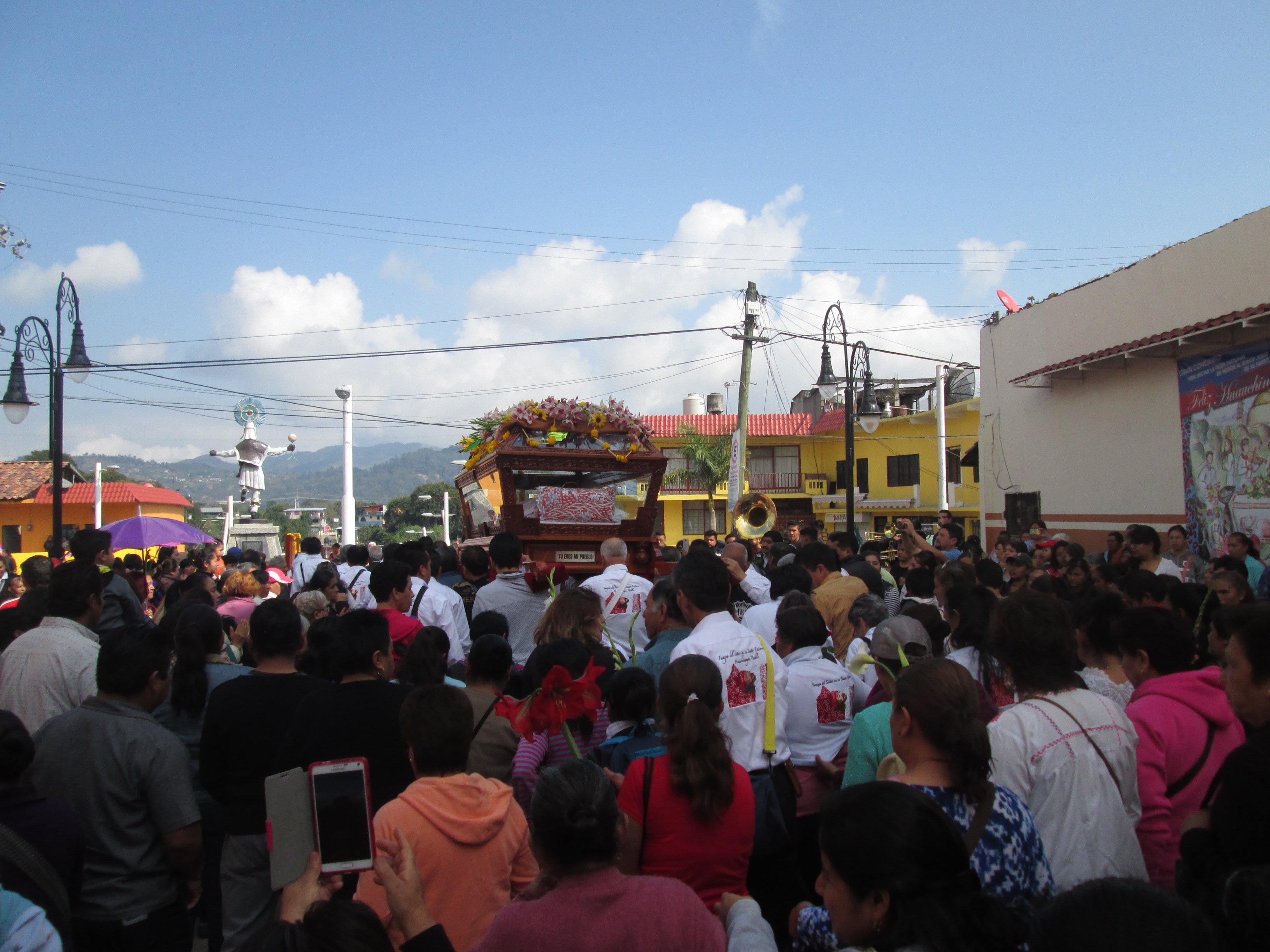 Calles llenas de colores reciben al Santo Entierro en Huauchinango