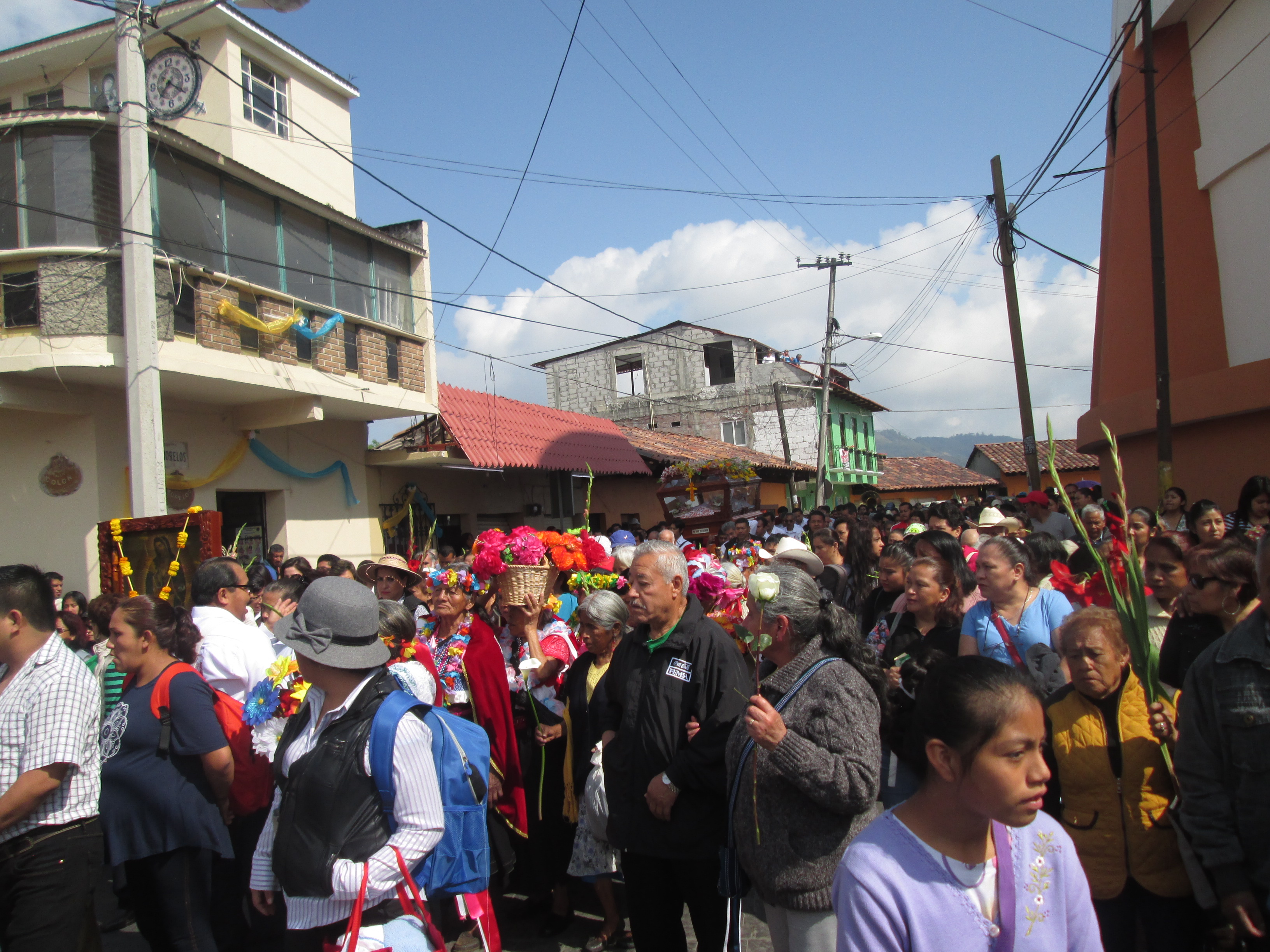 Calles llenas de colores reciben al Santo Entierro en Huauchinango