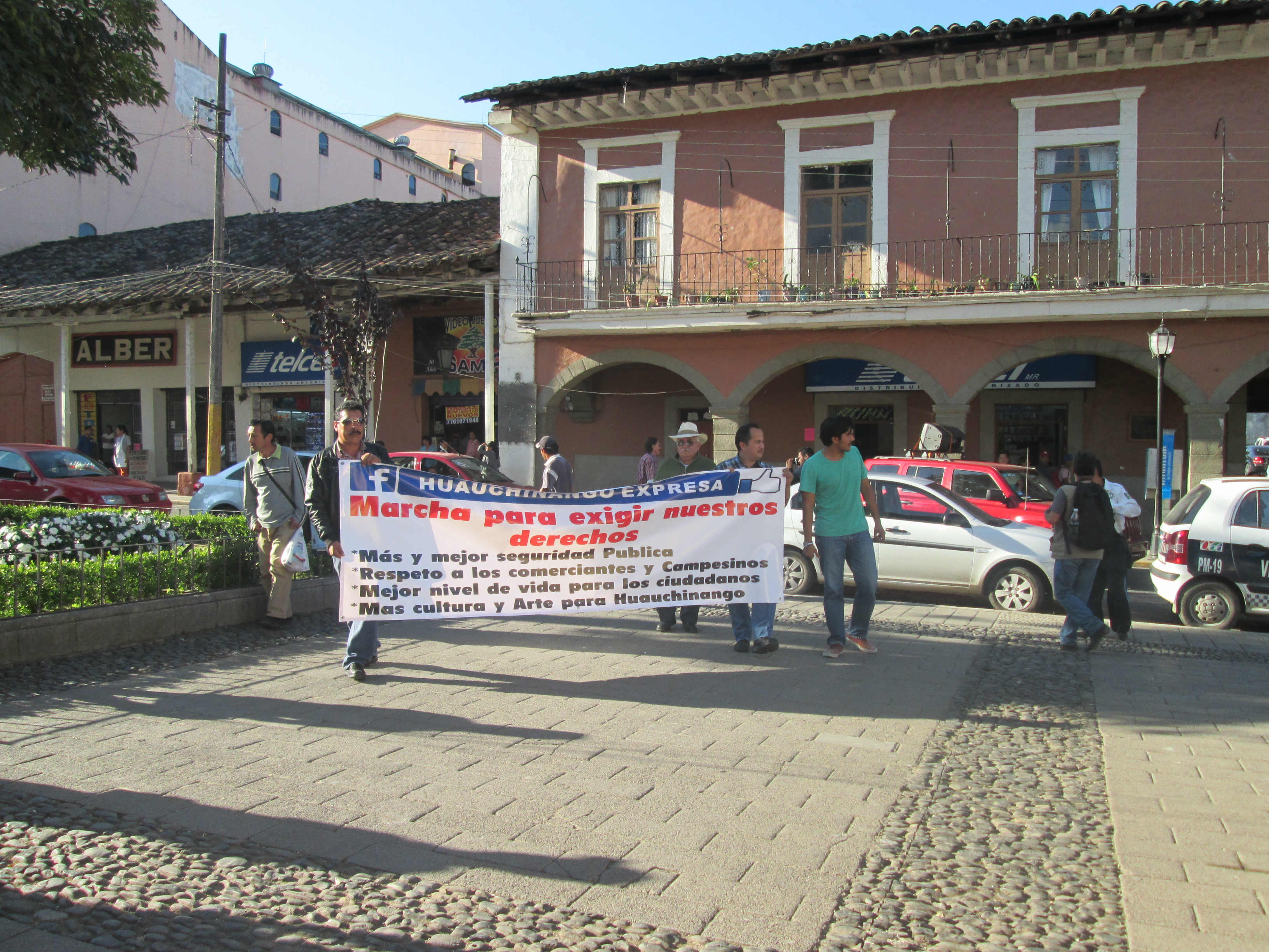 Marcha de 23 personas exige cuentas a comuna de Huauchinango