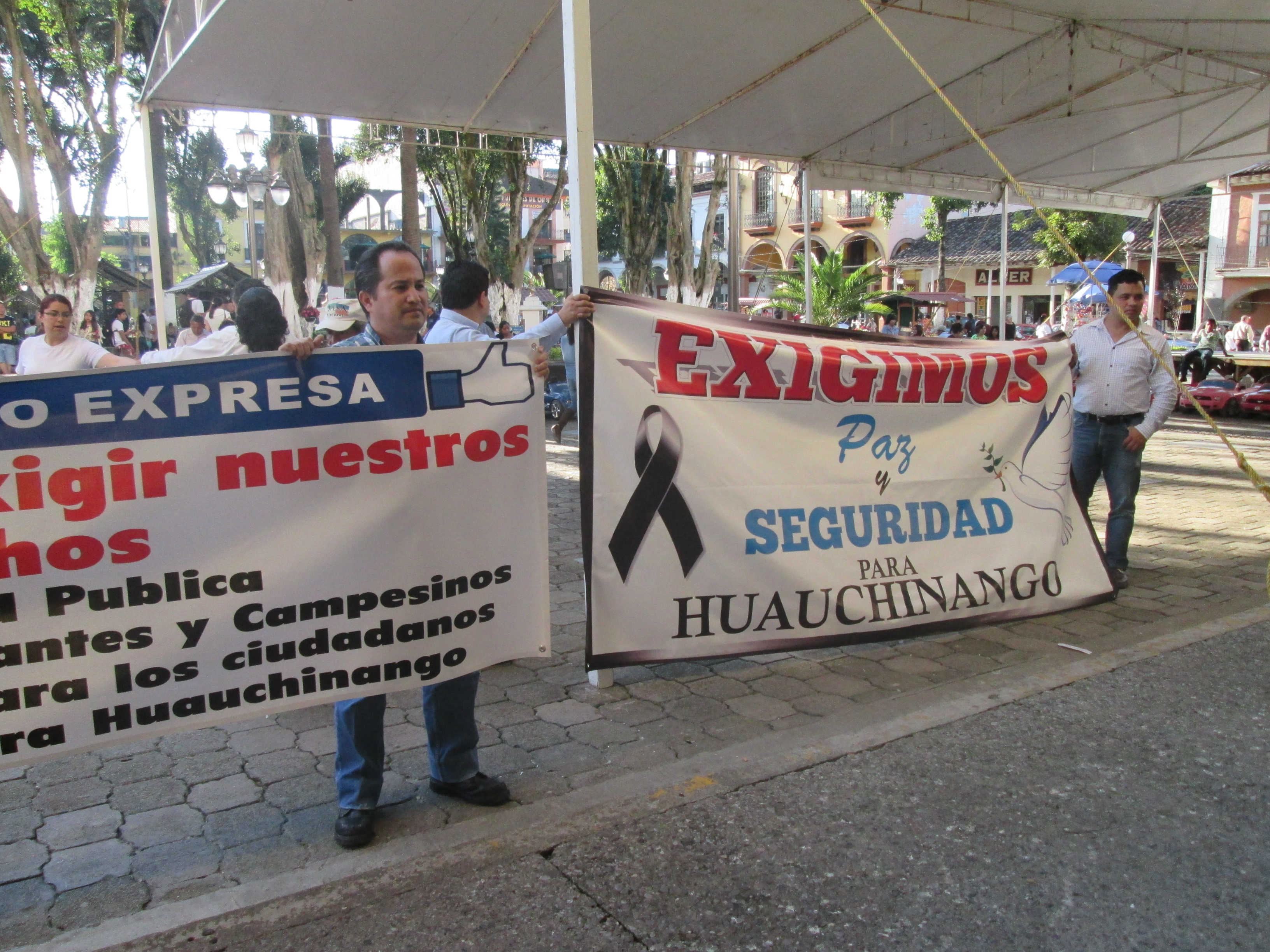 Marcha de 23 personas exige cuentas a comuna de Huauchinango