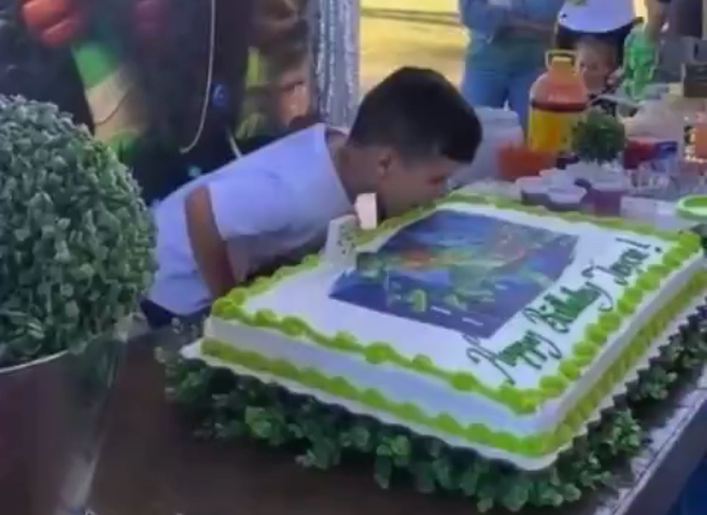 VIDEO Niño enfurece porque tía lo empuja al pastel