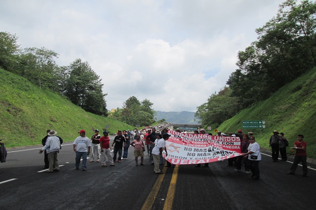 Luego de 4 horas reabren la México-Tuxpan para exigir diálogo con la CFE