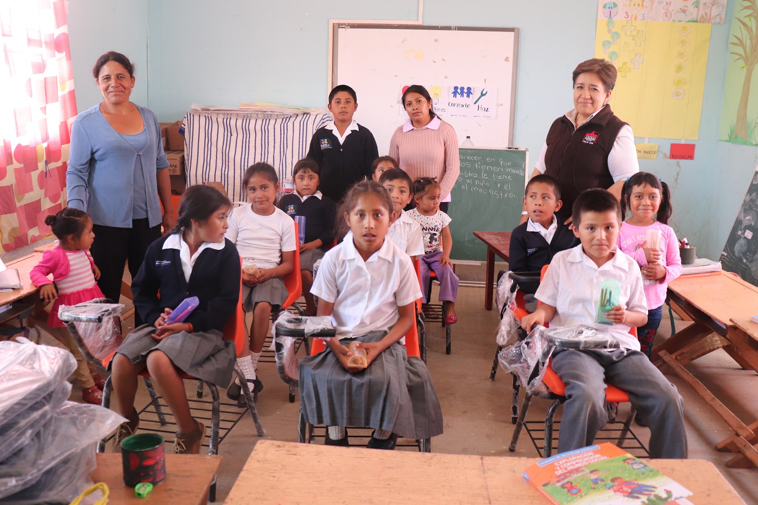 Alumnos de primaria en Tepexi reciben mobiliario escolar