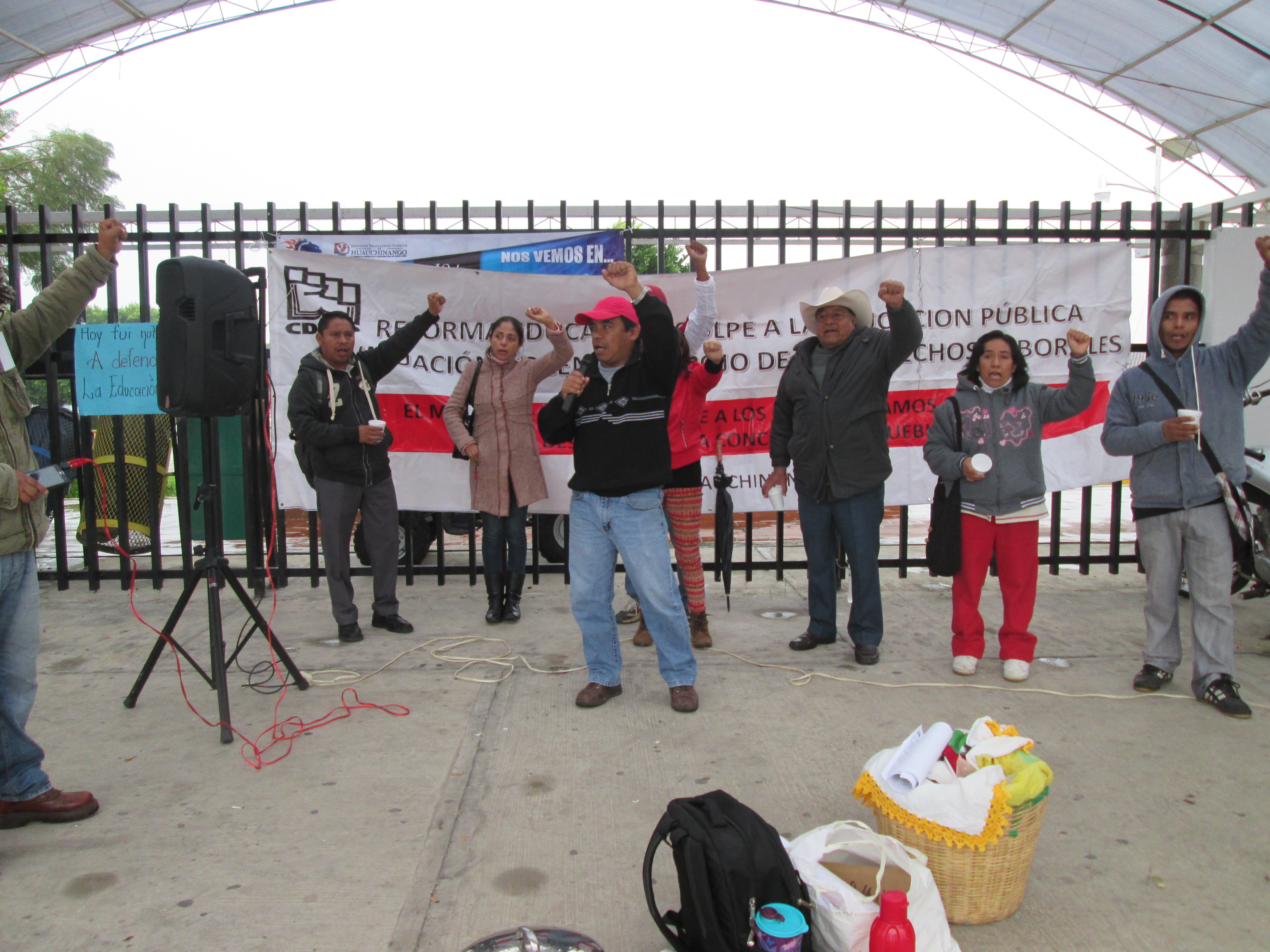 Profesores protestan en Huauchinango por examen de evaluación