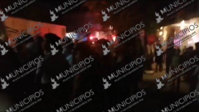 VIDEO Por no llegar a tiempo pobladores de Zinacatepec agreden a bomberos