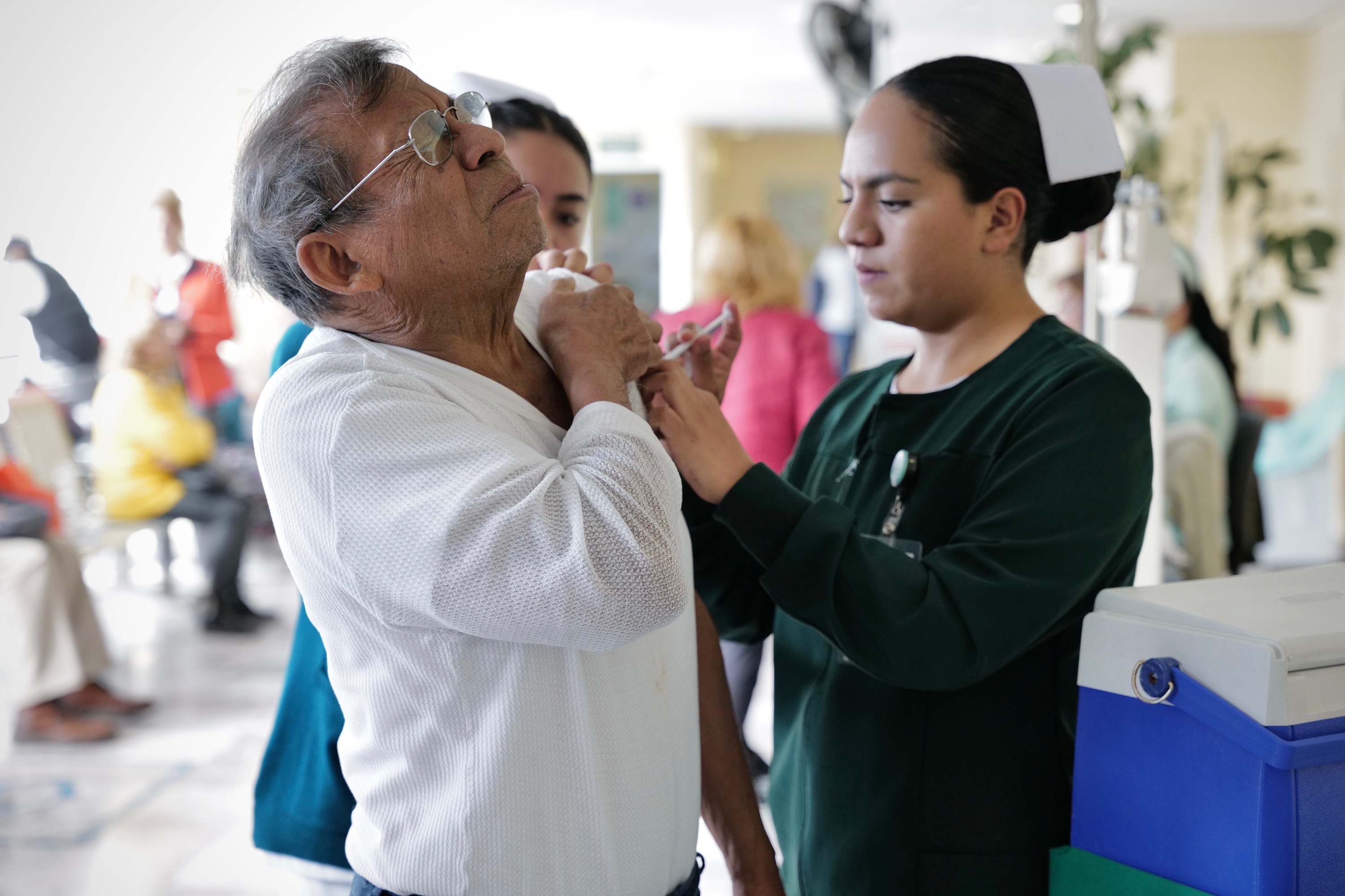 IMSS reporta avance del 76% en meta de aplicación de vacunas contra influenza y COVID