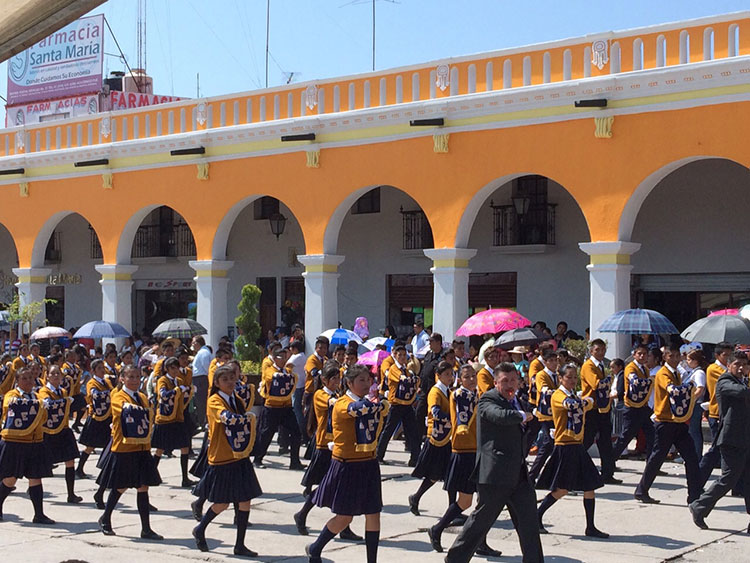 Participan 3 mil alumnos en desfile del 5 de mayo en Acatzingo