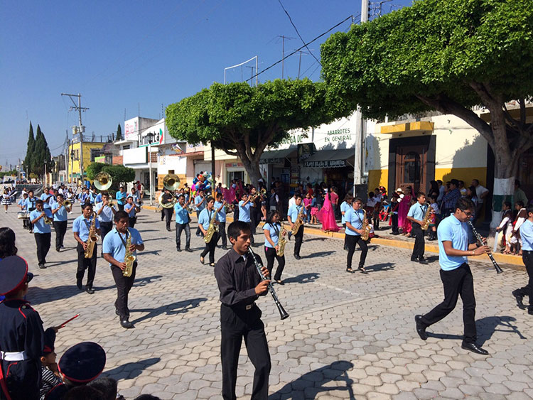 Participan 3 mil alumnos en desfile del 5 de mayo en Acatzingo