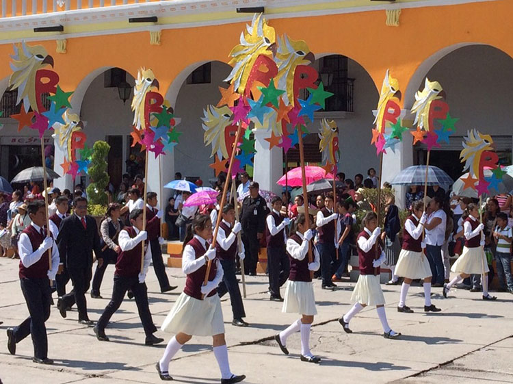 Participan 3 mil alumnos en desfile del 5 de mayo en Acatzingo