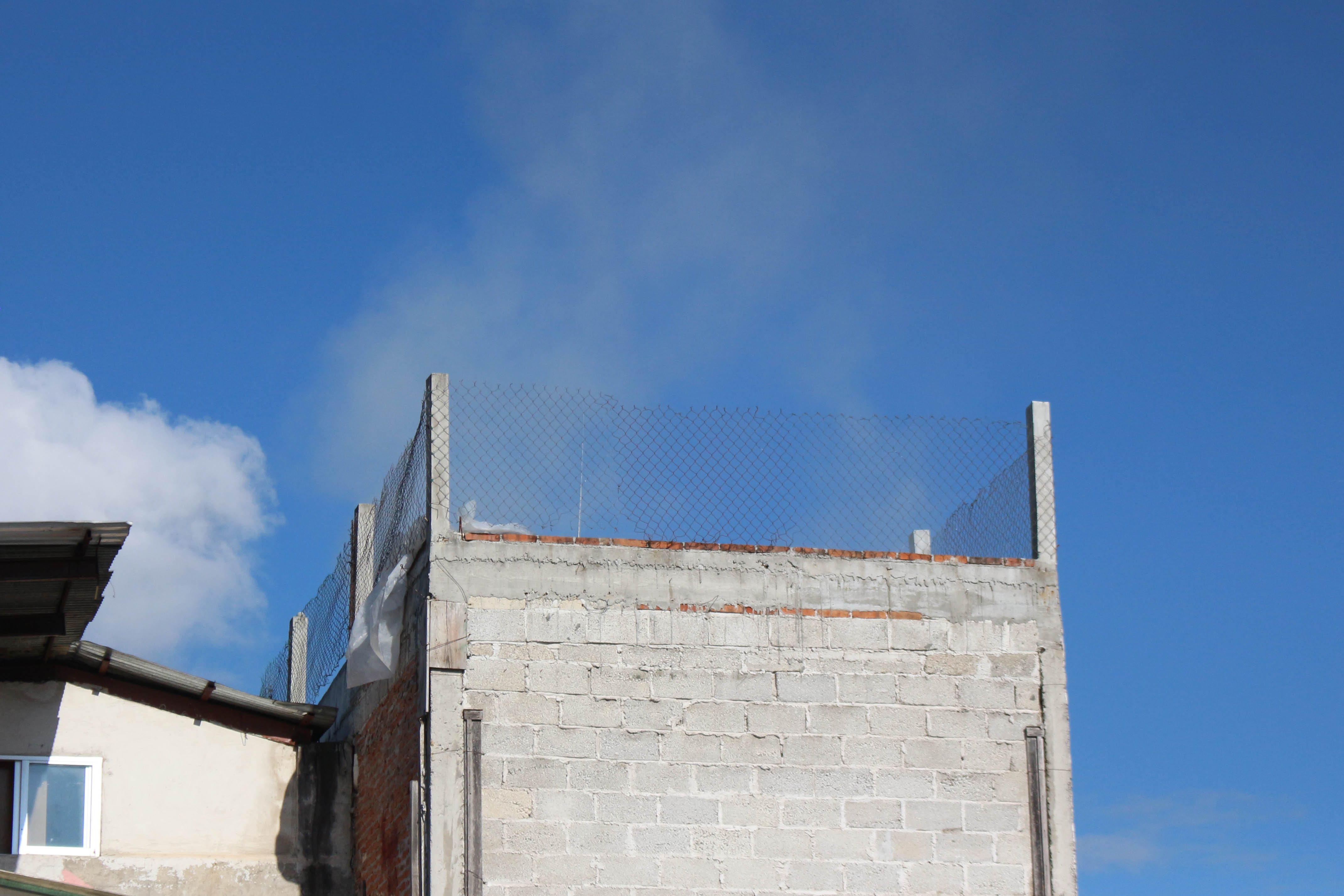 Se incendia bodega de farmacia en Zacapoaxtla