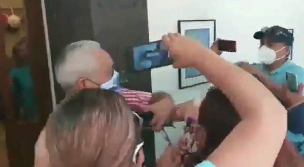 VIDEO Francisco Juárez, ex dirigente del PRI en Cholula agrede a reporteros