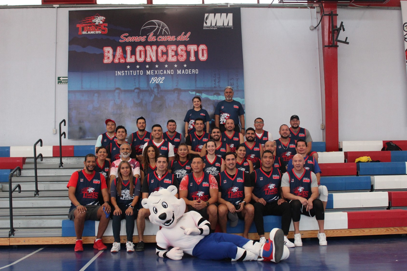 Emotivo reencuentro de Tigres Blancos en el gimnasio Enrique Taylor