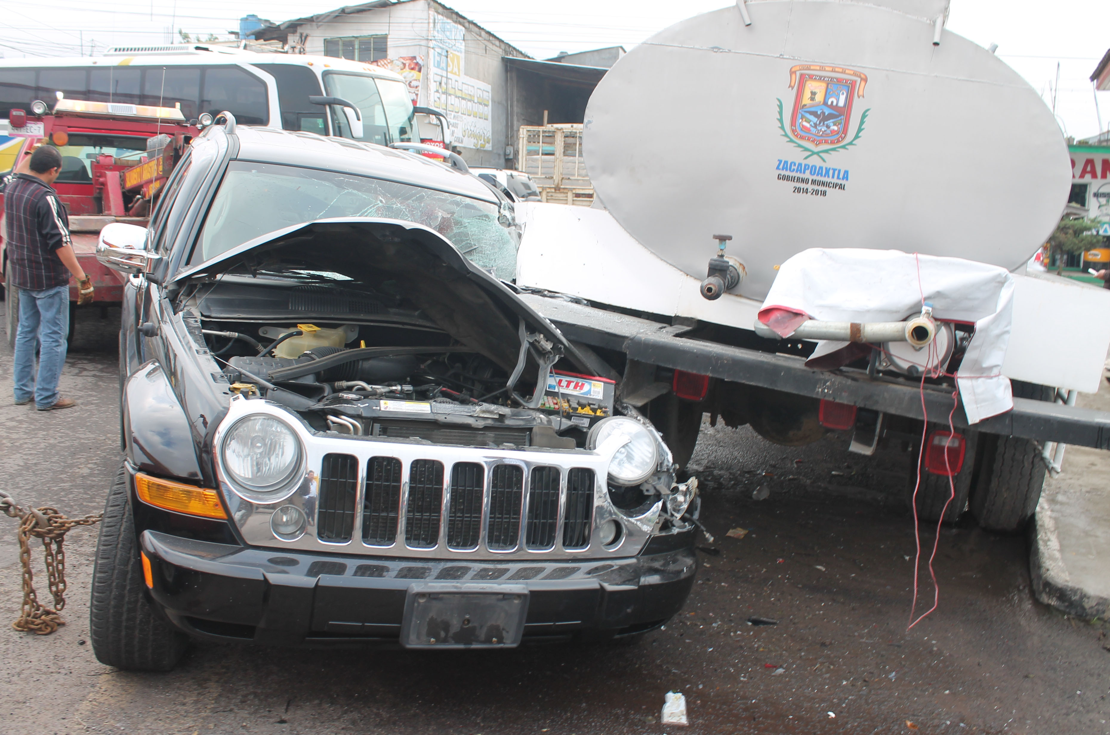 Camioneta impacta a pipa del ayuntamiento de Zacapoaxtla