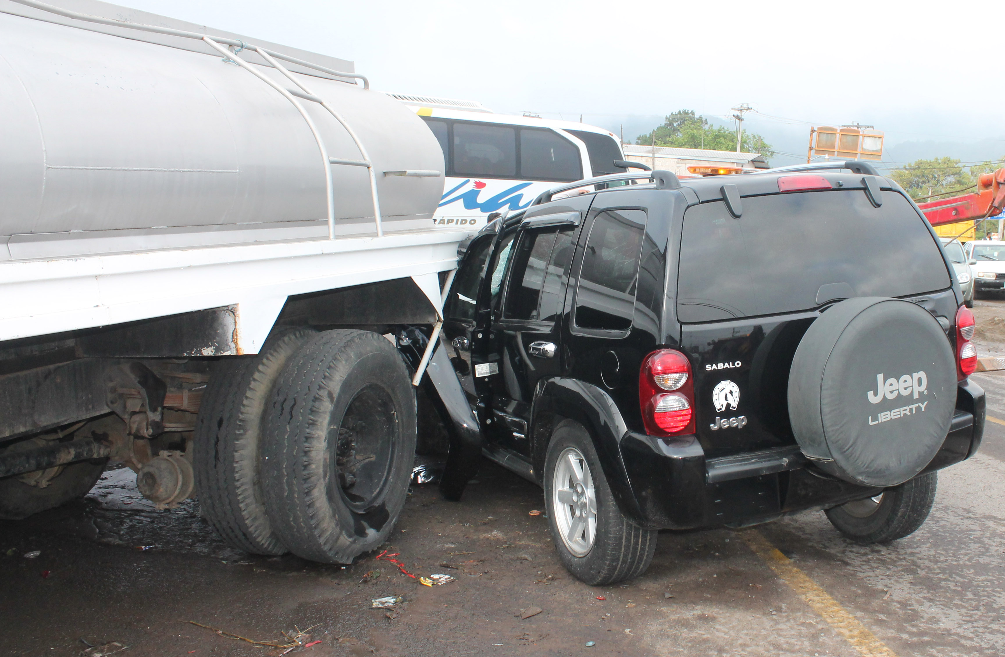 Camioneta impacta a pipa del ayuntamiento de Zacapoaxtla