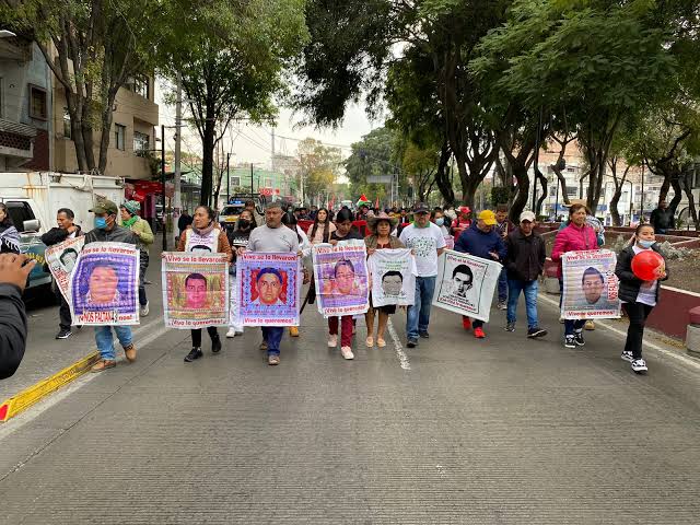 Normalistas de Ayotzinapa bloquean Autopista del Sol