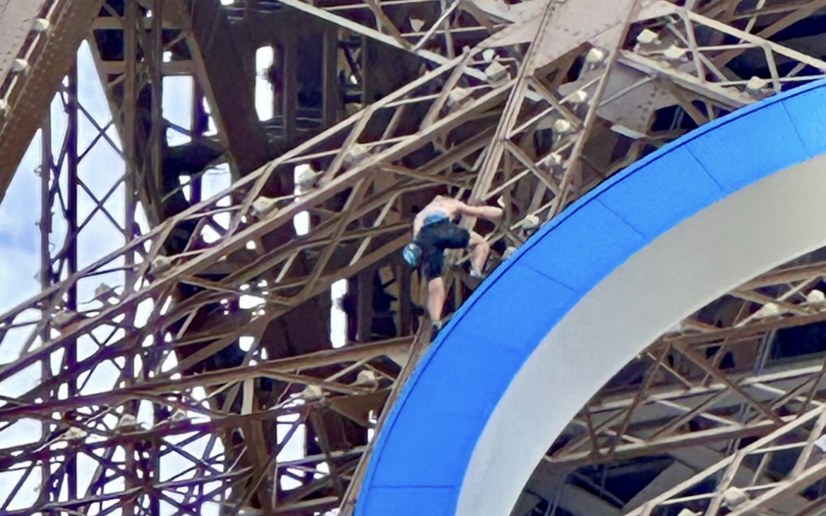 Hombre escala Torre Eiffel y la evacúan previo a clausura olímpica 