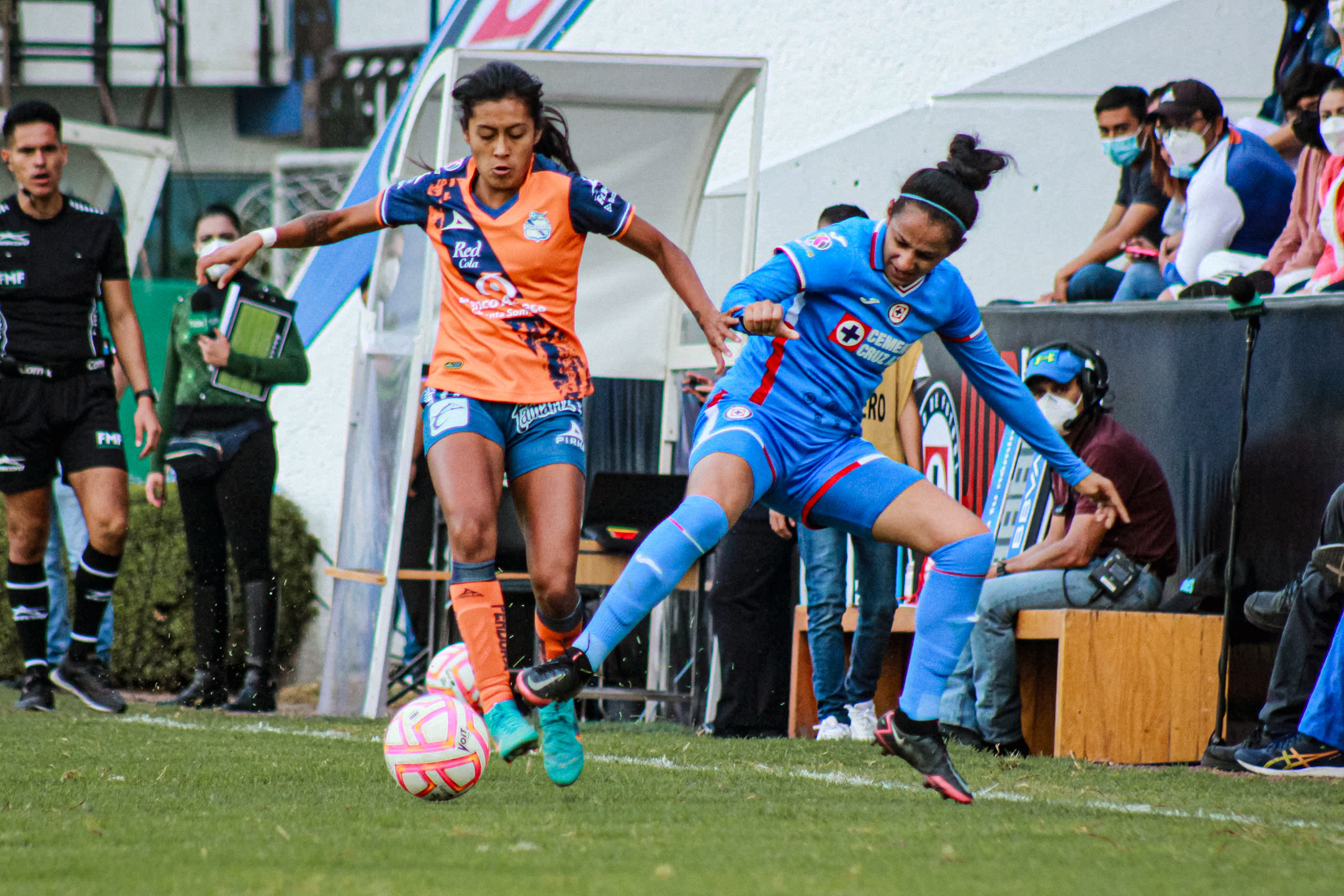 Le pasó una Máquina al Puebla Femenil