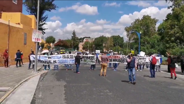 VIDEO Ex trabajadores del Seguro Popular protestan ante López-Gatell