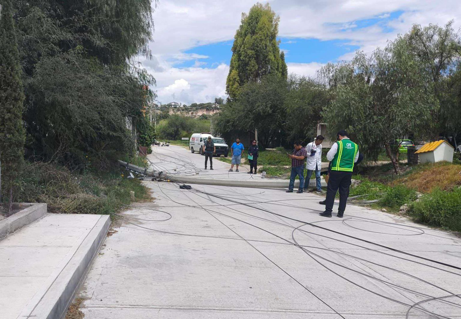 Trabajador de CFE muere tras caerle un poste de luz