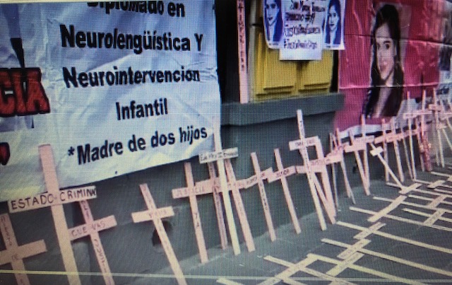 Mujeres protestan en Congreso de Puebla en demanda de justicia por feminicidios