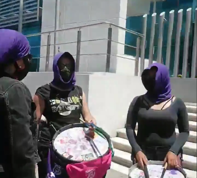 VIDEO Mujeres protestan frente a FGE a favor de víctimas de violencia en Puebla
