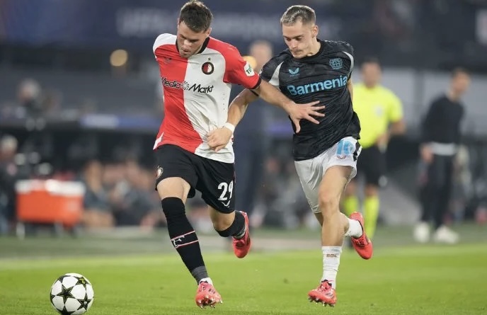 Feyenoord de Santi Giménez es aplastado por el Bayer Leverkusen