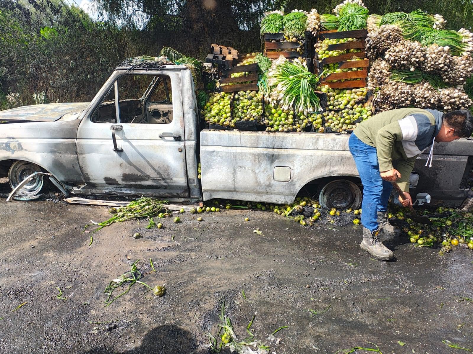 Se incendia camioneta cargada con legumbres en los Reyes de Juárez 