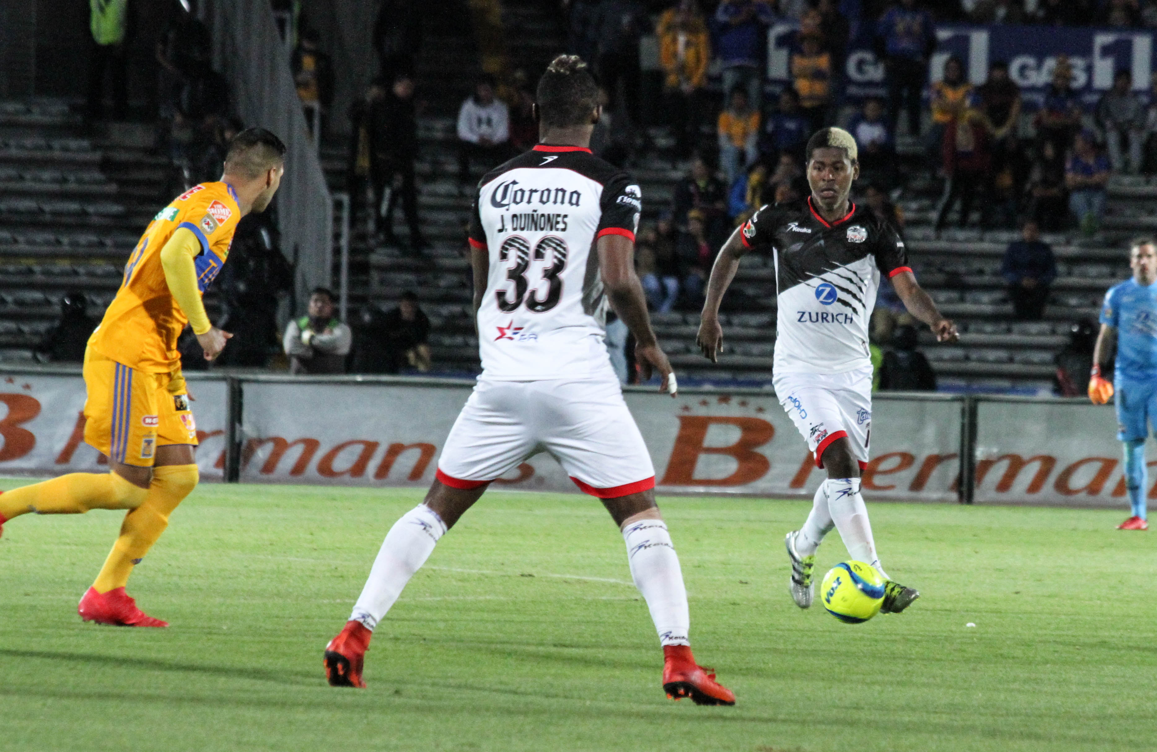 Dividen puntos Lobos BUAP y Tigres en el Universitario