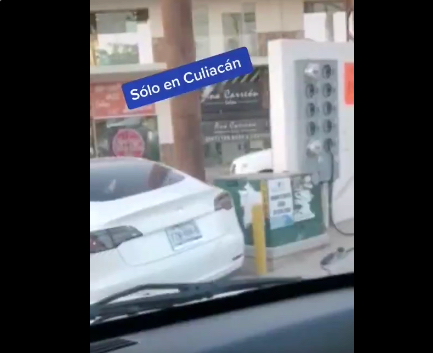 VIDEO Cargan con diablitos lujoso auto Tesla