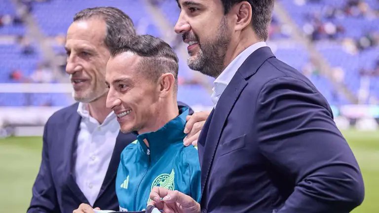 Andrés Guardado recibe homenaje en el Estadio Cuauhtémoc 