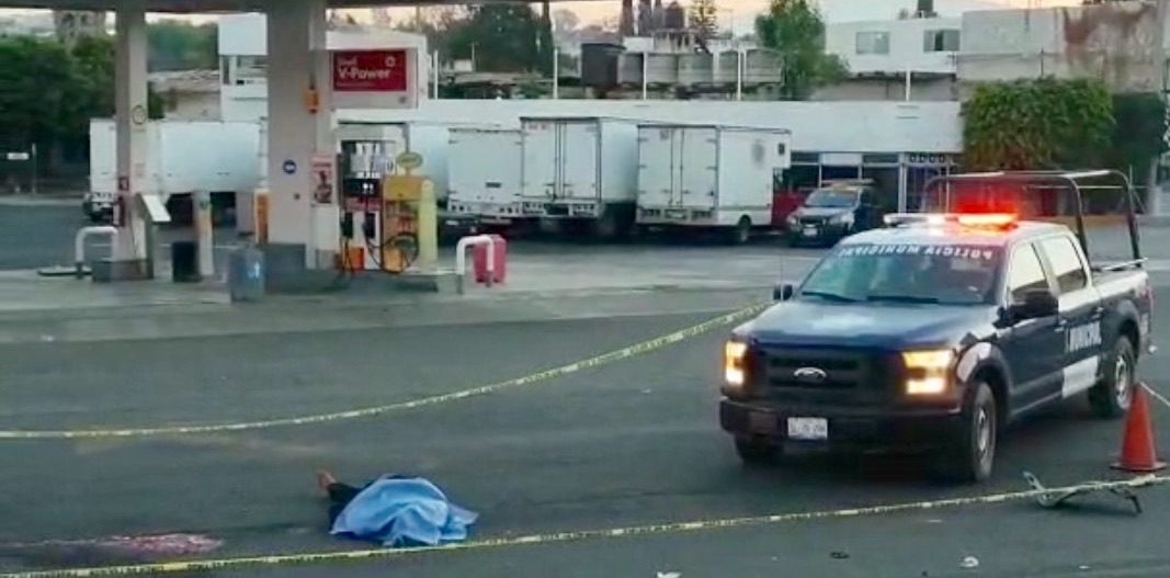 Lo encuentran sin vida en la lateral de la México-Puebla