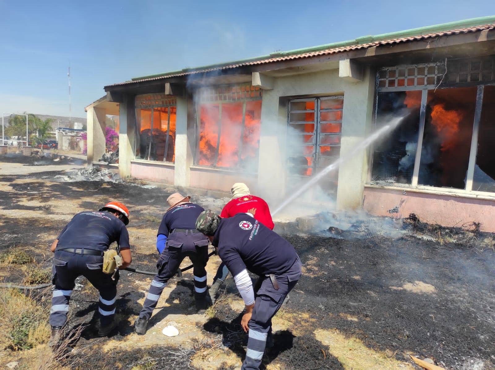 Se incendia bodega de cartón en Tecamachalco