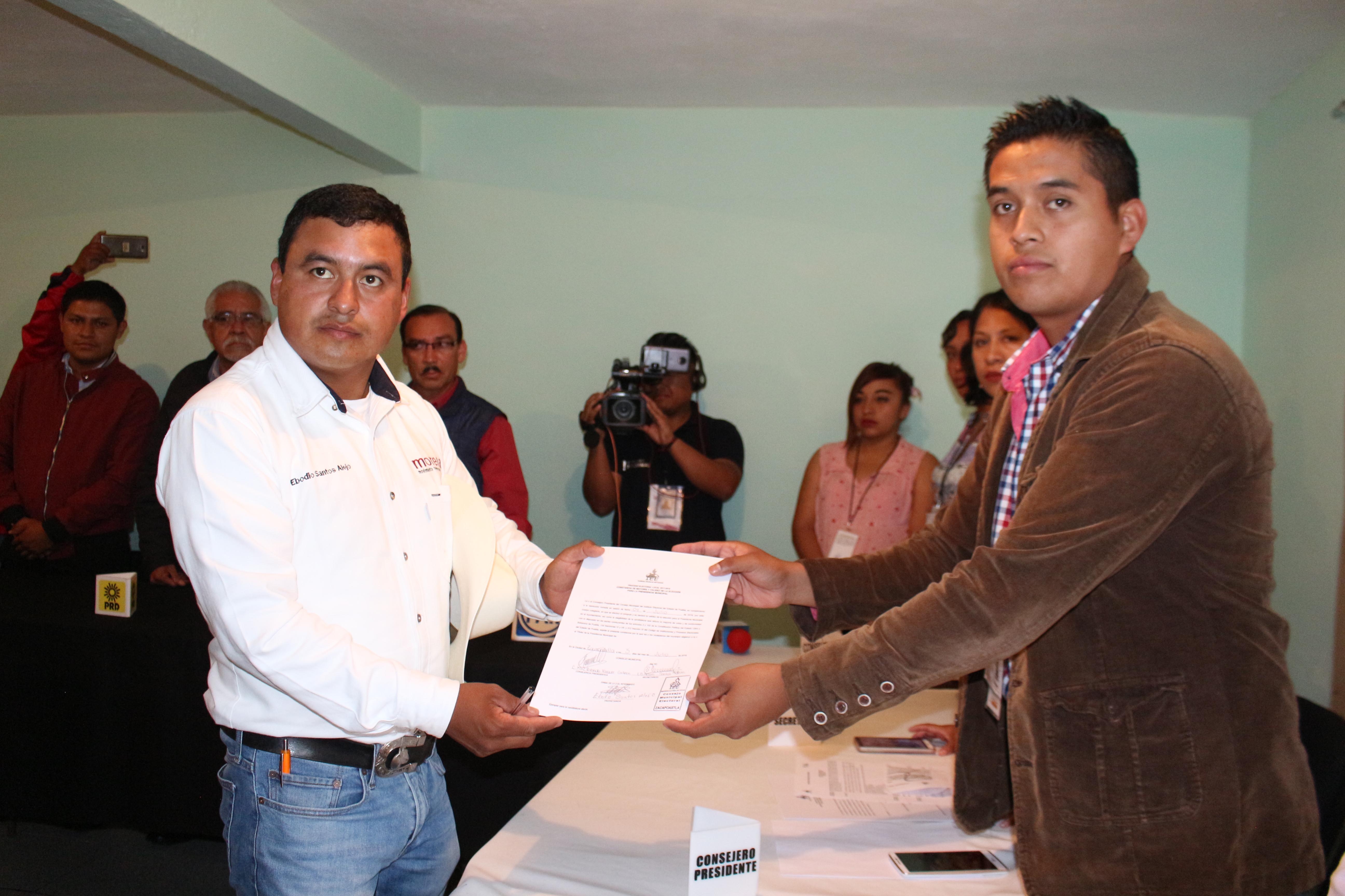 Ebodio Santos recibe constancia de mayoría en Zacapoaxtla