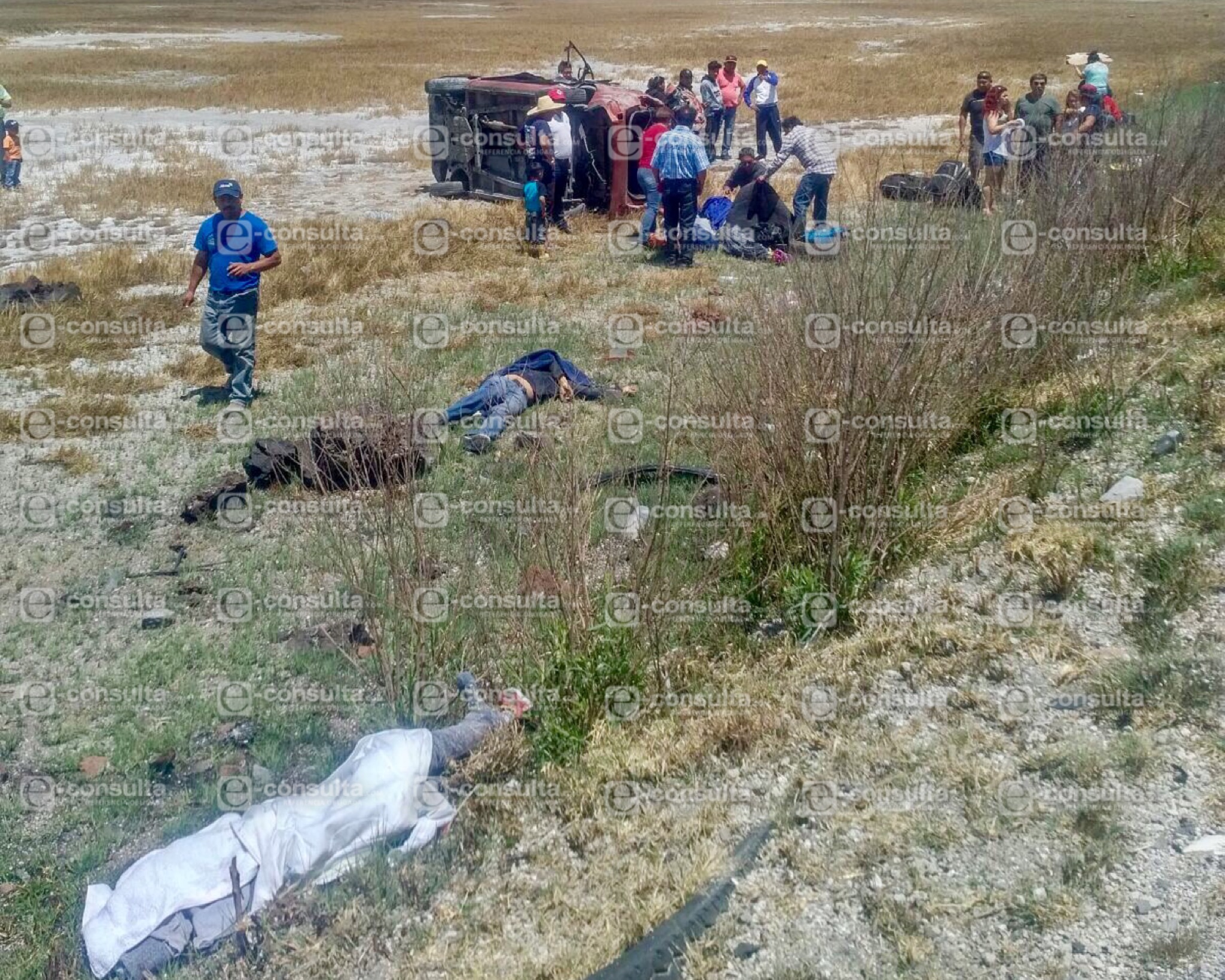 Aparatosa volcadura cobra la vida de dos personas en la carretera Los Reyes-Zacatepec