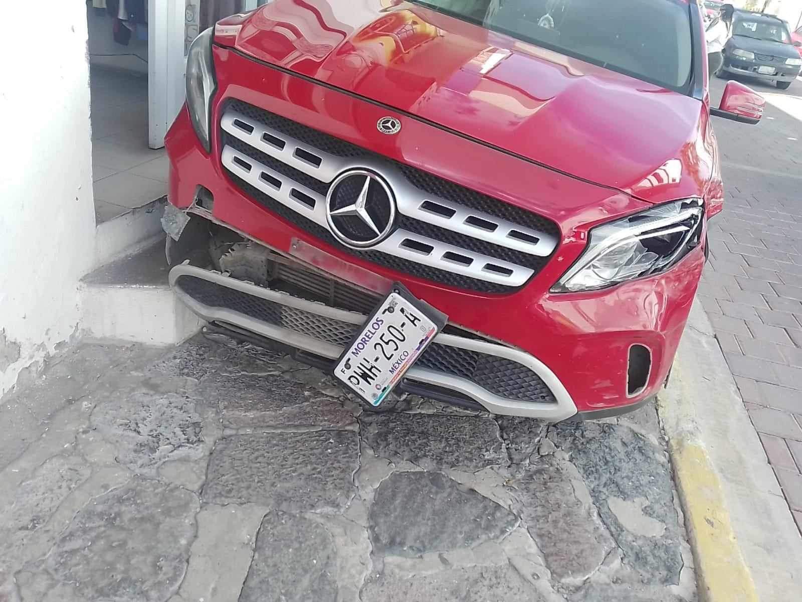 Menor de edad choca su Mercedes en pleno centro de Tecamachalco