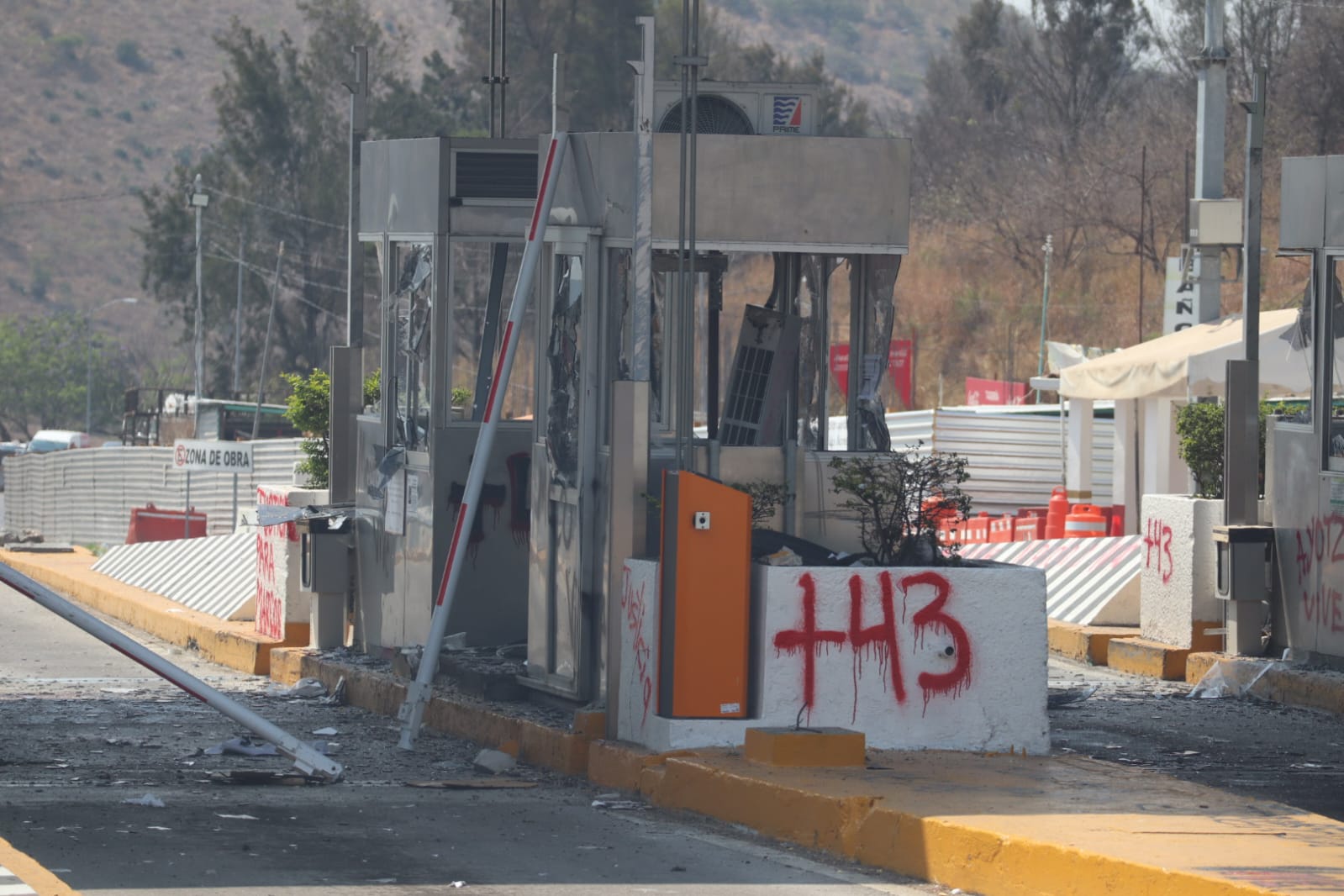 Vandalizan estudiantes de Ayotzinapa caseta de cobro
